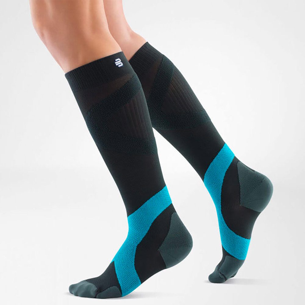 The Compression Sock Training supports the ankle and calf for protection in stop-and-go sports.